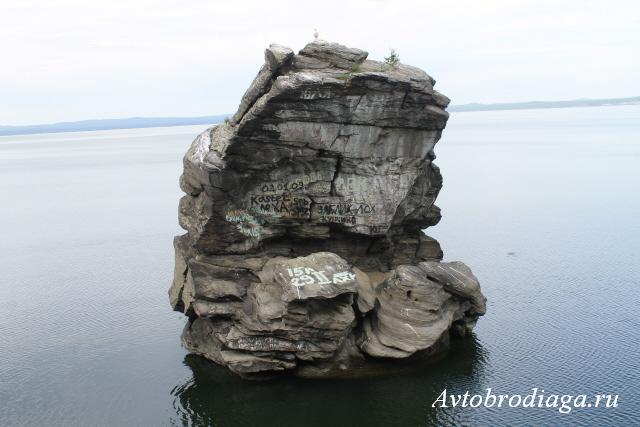 Шайтан камень на озере Иткуль, фотография