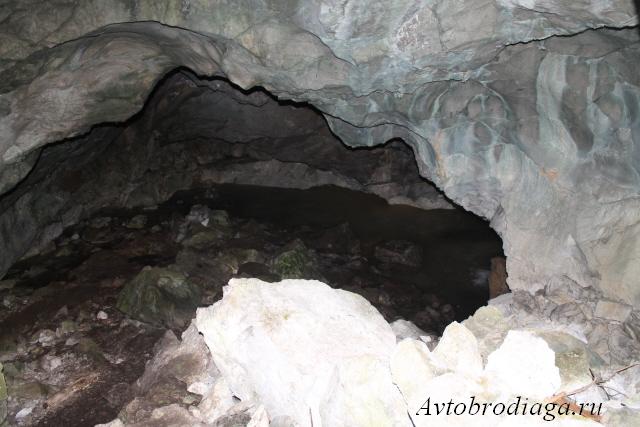 Пещера на противоположном берегу реки Березовая, Чердынский район, Пермский край