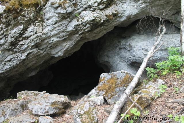 Пещера на противоположном берегу реки Березовая, Чердынский район, Пермский край
